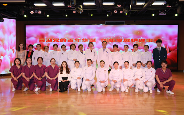 合影_副本.jpg 合影_副本.jpg