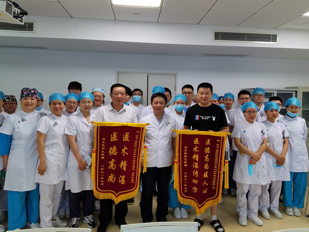 锦旗202007_心胸外科_莫绪明、彭卫、王庆锋及全体医护人员2_副本.jpg